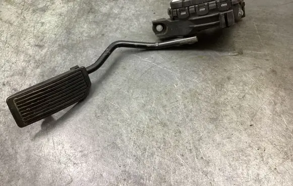 Accelerator throttle pedal