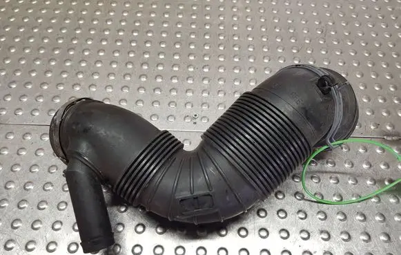 Volkswagen PASSAT B6 Air intake hose/pipe S27698917 3C0129654P