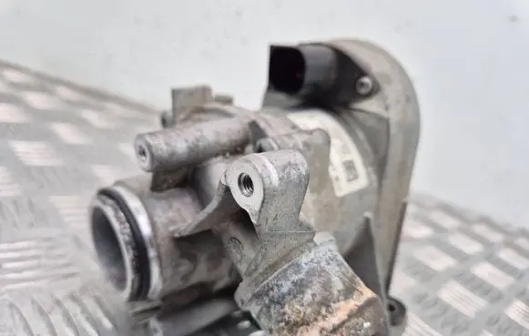 Mercedes-Benz C W205 Water pump A2642000100 M0100868 1829000637
