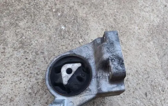Engine mount bracket