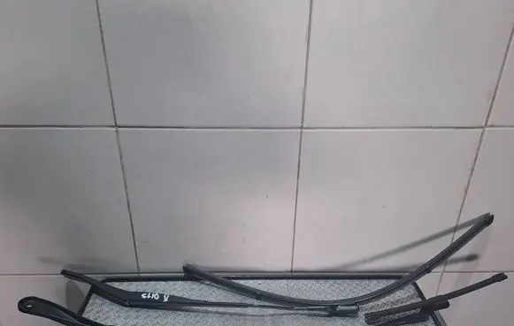Renault Clio V Front wiper blade arm