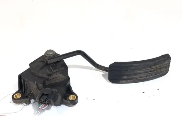 Accelerator throttle pedal