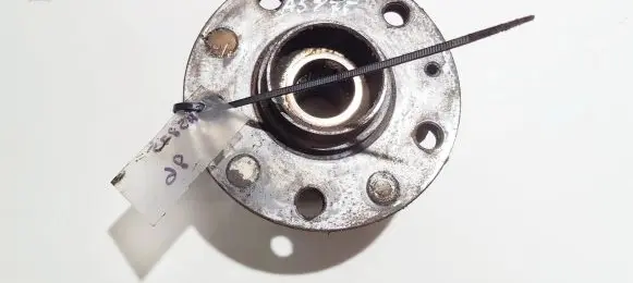 Volkswagen Golf V Front wheel hub