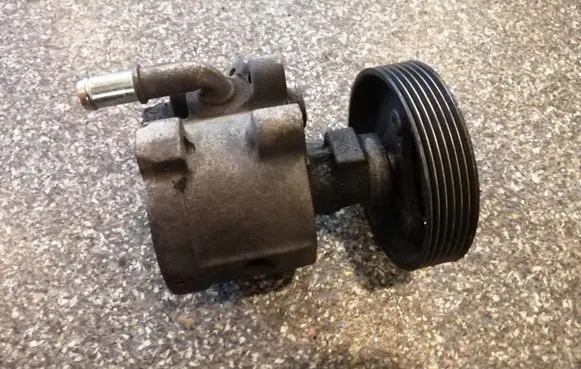 Renault Scenic I Power steering pump 26058572 7700417308 7700415198