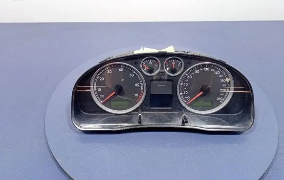 Volkswagen PASSAT B5.5 Speedometer (instrument cluster) 3B0920827