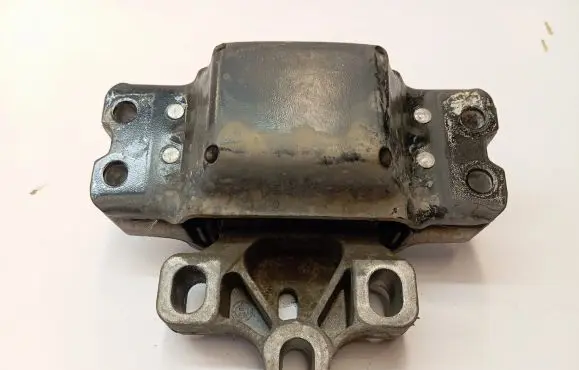 Volkswagen Jetta V Engine mount bracket 1K0139555