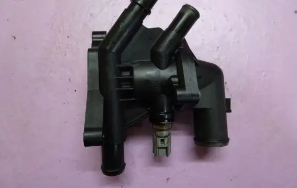 Ford Focus Thermostat/thermostat housing CM5G9K478FA