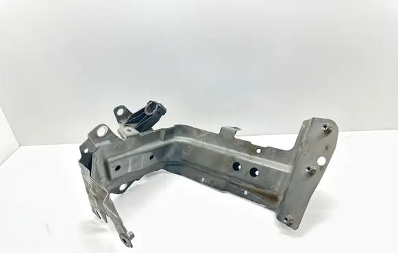 Audi Q7 4M Fender mounting bracket 4M0821137B