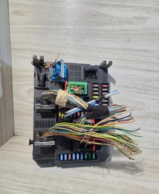 Peugeot 2008 I Fuse module 9807532080 20141020 E1111753