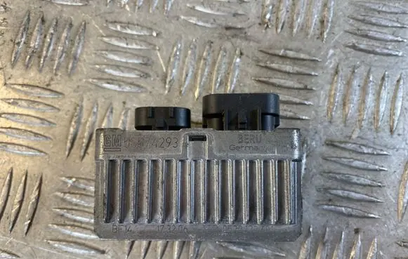 Opel Astra J Glow plug pre-heat relay 55574293