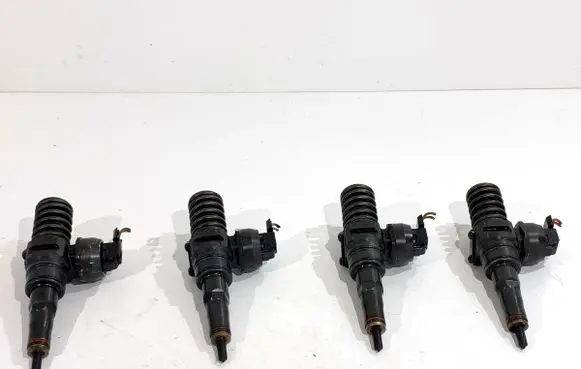 Volkswagen Golf V Fuel injectors set 038130073AG