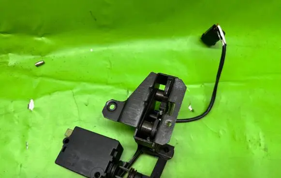 BMW 5 E39 Tailgate/trunk/boot lock/catch/latch 68384069