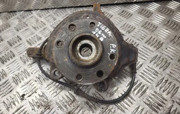 Opel Tigra B Front wheel hub