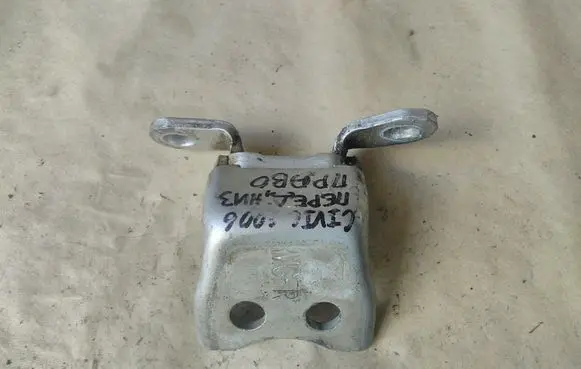 Honda Civic Front door lower hinge ES785X