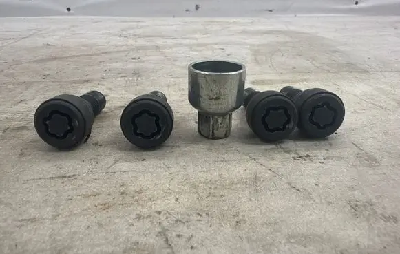 BMW X2 F39 Anti-theft wheel nuts and lock 
