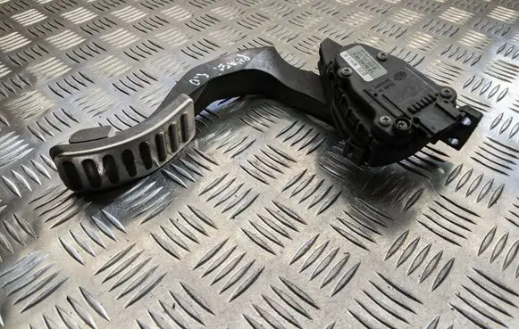 Volkswagen Phaeton Accelerator throttle pedal 3D1721503M