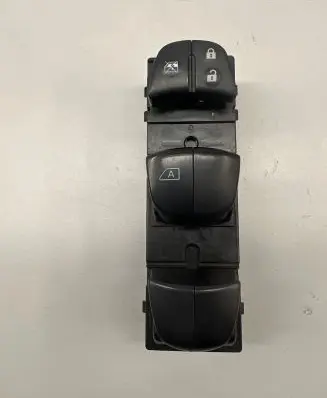 Nissan Qashqai Electric window control switch