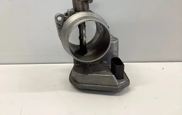 BMW 1 E81 E87 Throttle valve B91611537 780437301