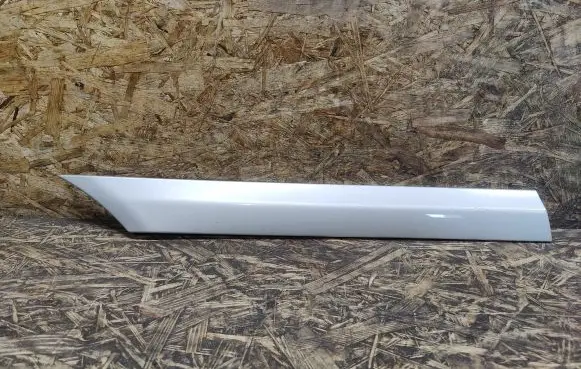 Rear fender molding trim