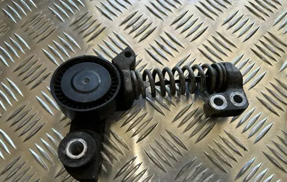 Volvo V60 Generator/alternator belt tensioner 31339945