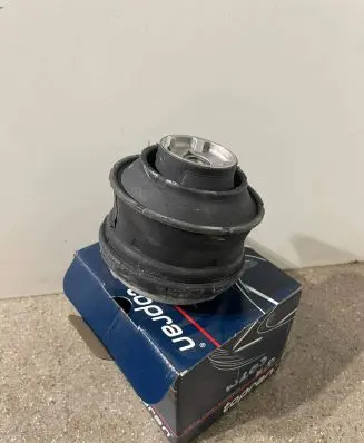 Mercedes-Benz C W203 Engine mount bracket 2112400417 401256