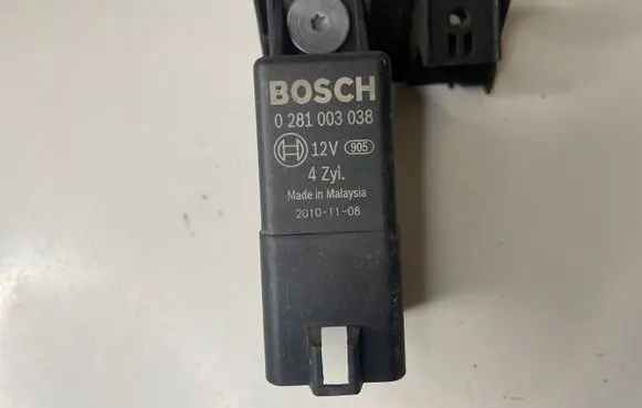 Volkswagen Golf VI Glow plug pre-heat relay 038907281D