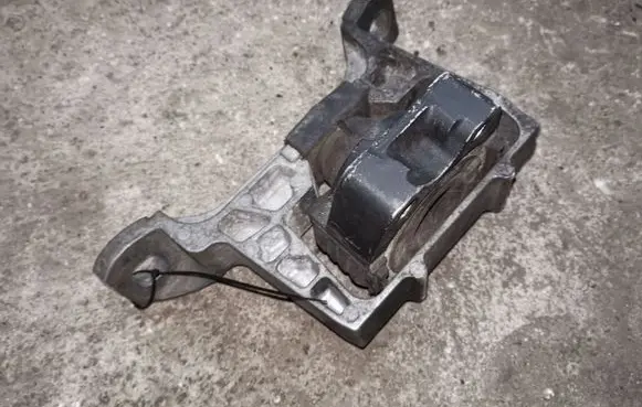 Ford Focus C-MAX Engine mount bracket 3M516F012BG
