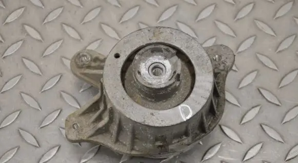 Mercedes-Benz C W205 Engine mount bracket A2052406717