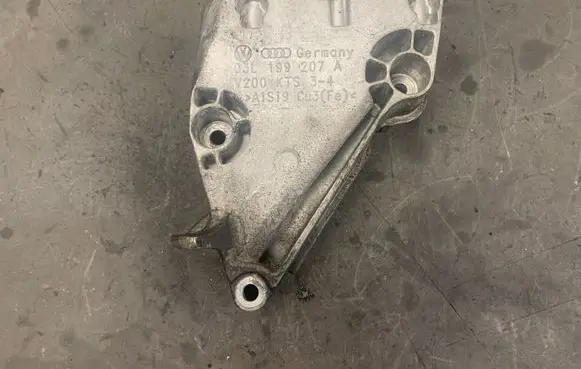 Volkswagen Polo V 6R Engine mounting bracket 03L199207A