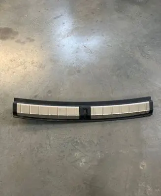 Trunk/boot sill cover protection