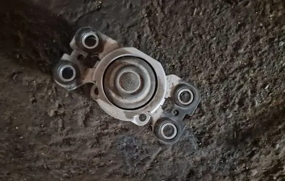Volvo S80 Engine mount bracket