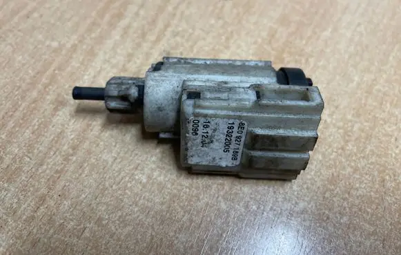 Audi A4 S4 B7 8E 8H Brake pedal sensor switch 8E0927189B