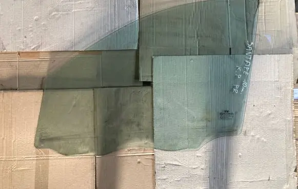 Hyundai Santa Fe Front door window glass four-door 43R000382 DOT748AS2M352