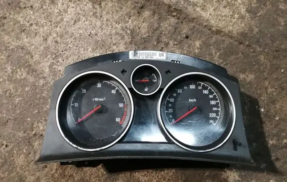 Opel Zafira B Speedometer (instrument cluster) 13267536