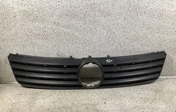 Volkswagen PASSAT B5 Front bumper upper radiator grill 3B0853653C