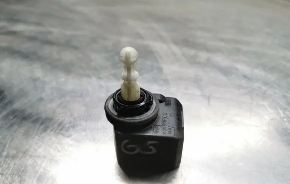 Volkswagen Golf V Headlight level adjustment motor 