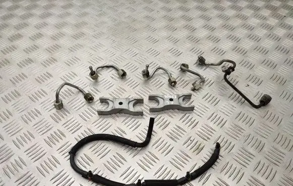 Volkswagen PASSAT B7 Fuel return line/hose 