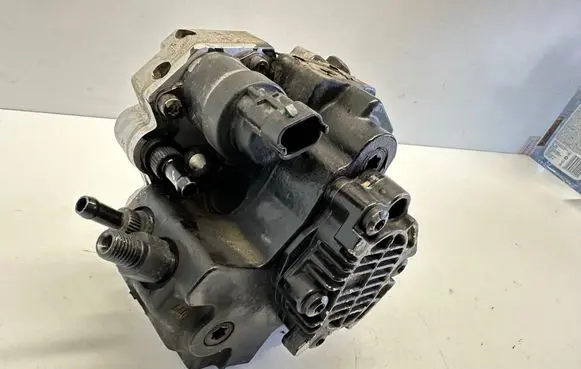 Volvo XC70 Fuel injection high pressure pump 8689591