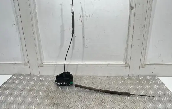 Nissan Pathfinder R51 Front door lock