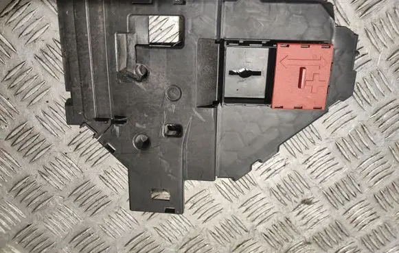 Mercedes-Benz C W205 Fuse box cover DBPD925