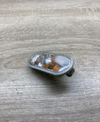 Volkswagen PASSAT B5 Front fender indicator light 18A605B WY5W