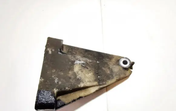 Engine mounting bracket