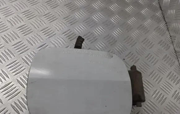 Renault Clio III Fuel tank cap trim 