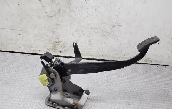 Hyundai i30 Clutch pedal 