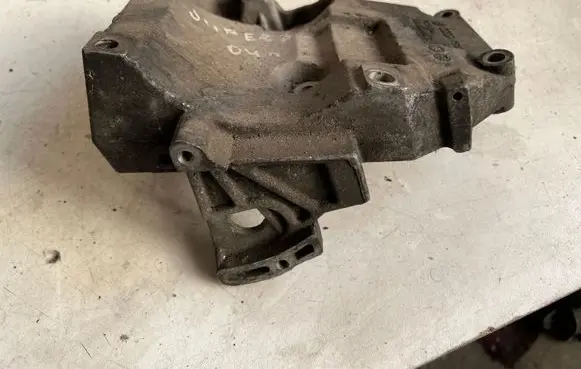 Skoda Superb B5 (3U) A/C compressor mount bracket 038260885C