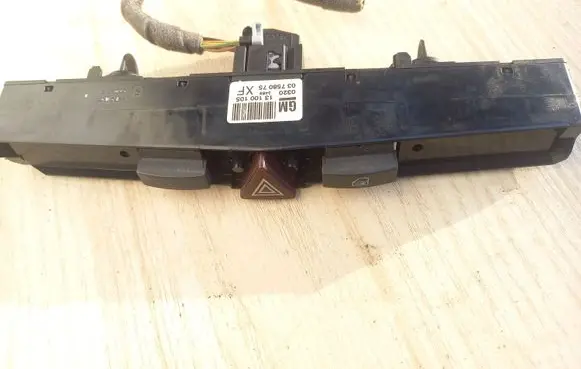Opel Astra H Hazard light switch 13100105 03758075