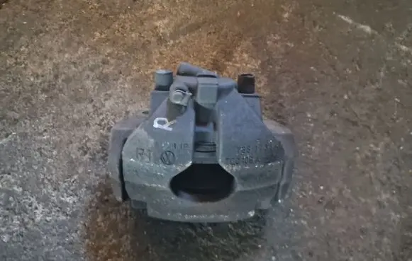 Volkswagen Multivan T5 Front brake caliper