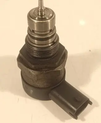Volvo XC90 Fuel pressure regulator 31216313 17120278 0281002990
