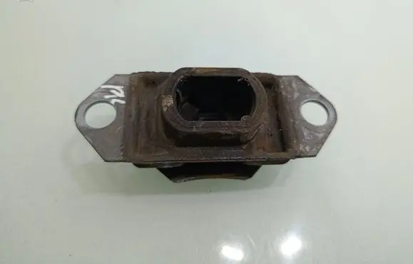 Engine mount bracket