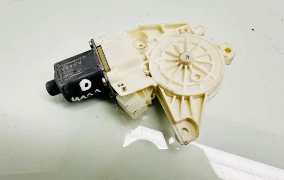 Mercedes-Benz A W176 Front door window regulator motor A2469065200 933866101